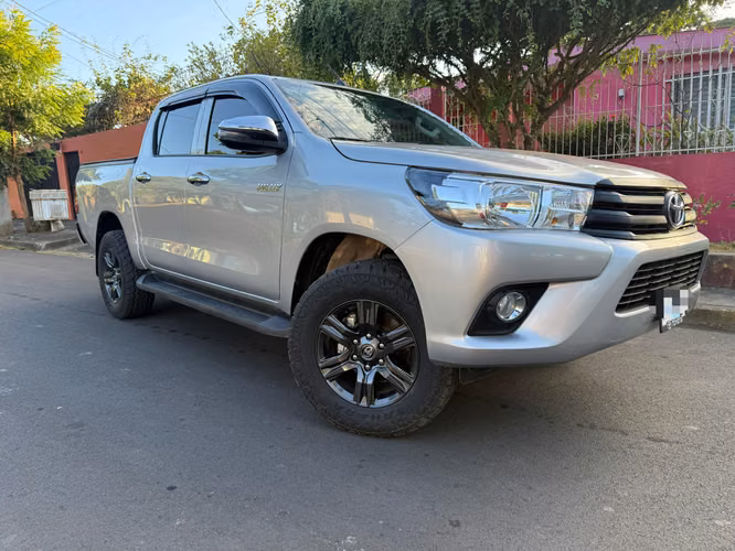 HILUX 2025 MEC BASICA 4X4 IMPECABLE SOLO 40000 KM