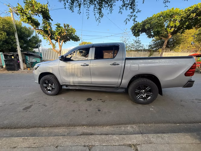 HILUX 2025 MEC BASICA 4X4 IMPECABLE SOLO 40000 KM
