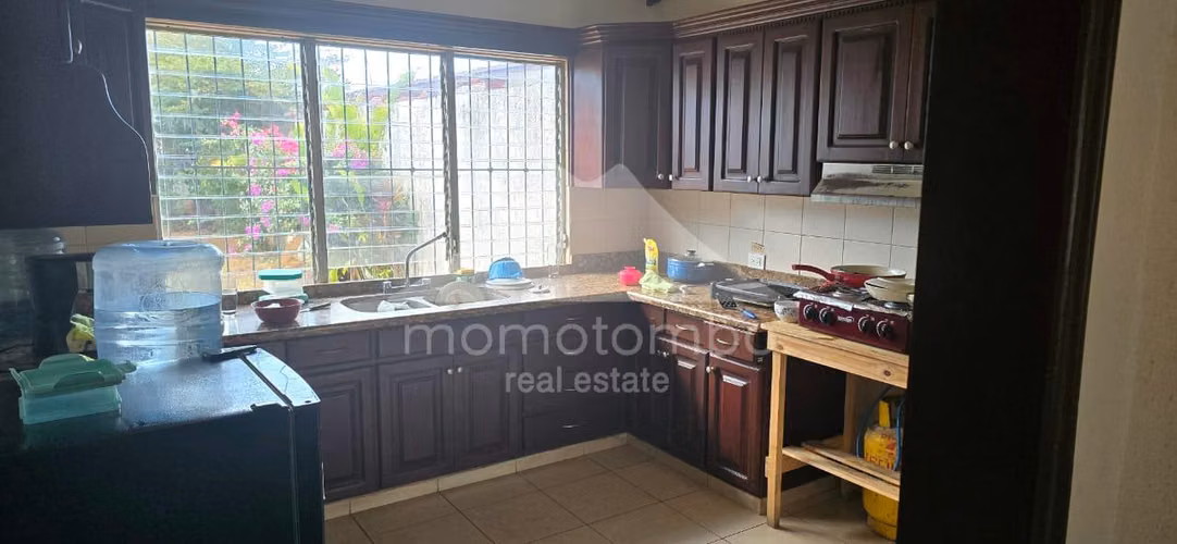 Casa en Venta Colonial Los Robles, Managua