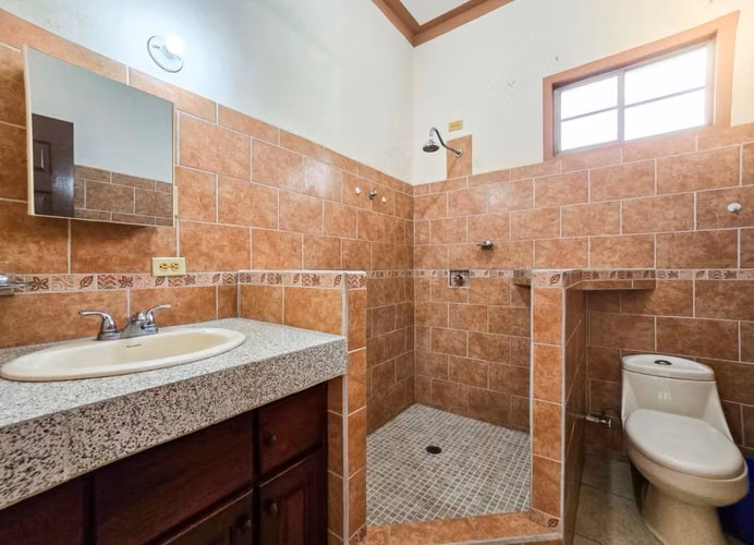 EJ-Vendo AMPLIA casa en Tiscapa
