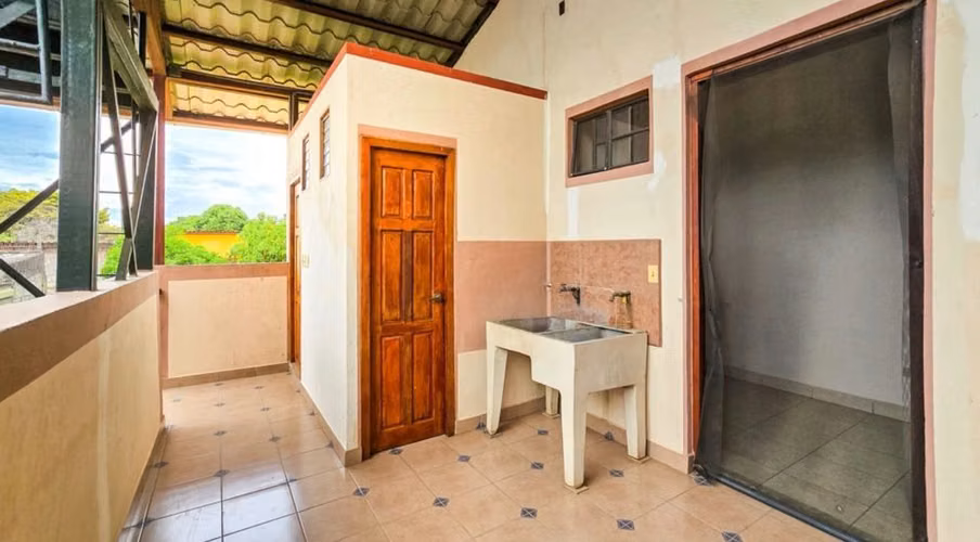 EJ-Vendo AMPLIA casa en Tiscapa