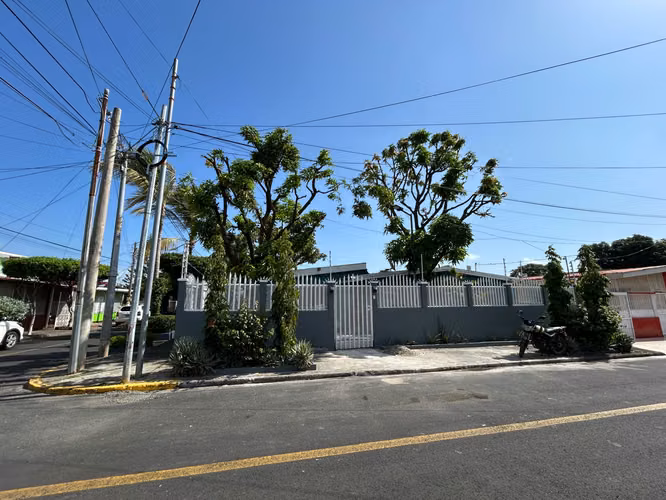 NO-SE VENDE casa esquinera en Bello Horizonte