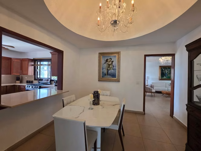 Casa en Venta en Las Colinas | Amplio Terreno 1,500 vrs² | Seguridad + Naturaleza - Imagen 4