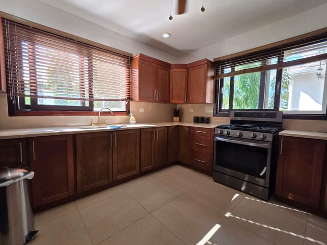 Casa en Venta en Las Colinas | Amplio Terreno 1,500 vrs² | Seguridad + Naturaleza - Imagen 12