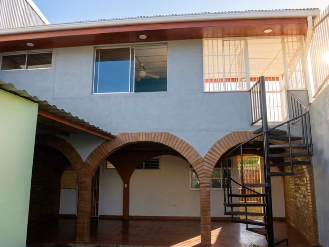 Casa en Venta en Altamira Managua | 4 Habitaciones + Terraza + Garaje | Uso Residencial u Oficina