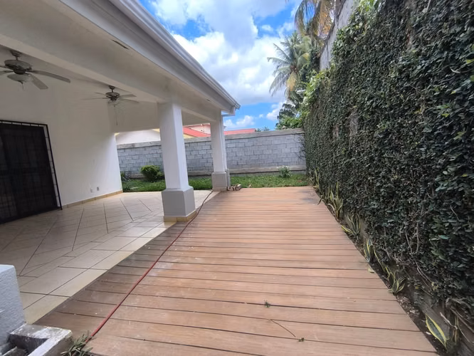 Carretera Masaya dentro de residencial.
