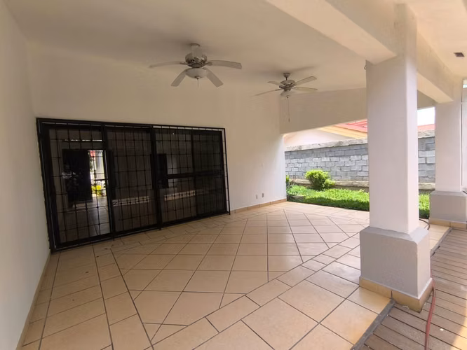 Carretera Masaya dentro de residencial.