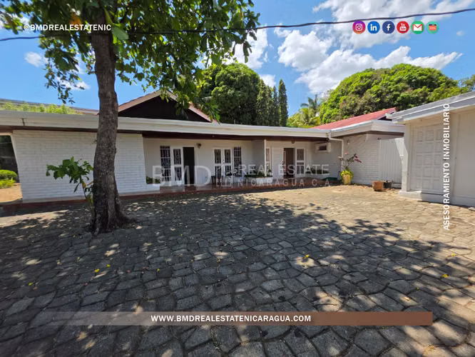 SE VENDE EN LAS COLINAS CASA CON TERRENO GRANDE 0309