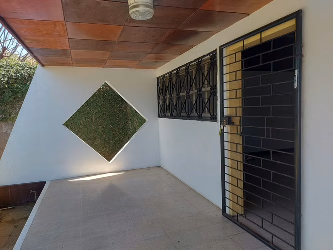 K W - Venta, casa en Reparto San Juan - Imagen 2