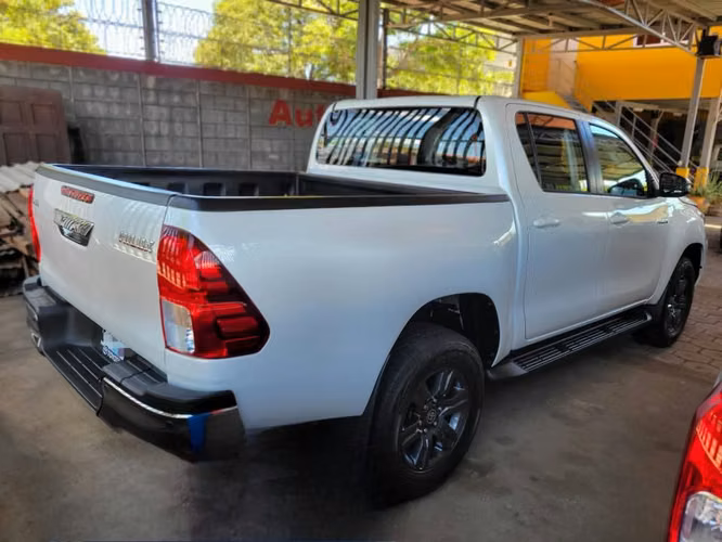 TOYOTA HILUX SR 2026