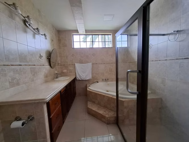 Vendo amplia y elegante residencia en Las Colinas. LR