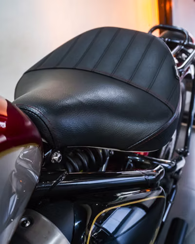 TRIUMPH 1200 BONNEVILLE BOBBER GOLD LINE EDITION