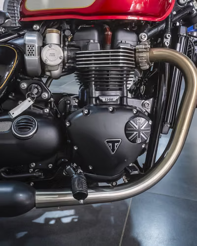 TRIUMPH 1200 BONNEVILLE BOBBER GOLD LINE EDITION