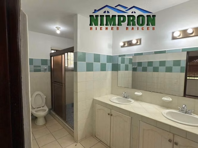 Se vende Casa en Santo Domingo a 3 minutos de galerías