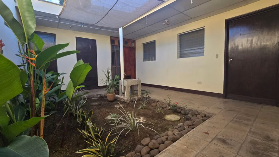 Amplia propiedad 2066 V2 en venta en Planes de Altamira sobre calle principal