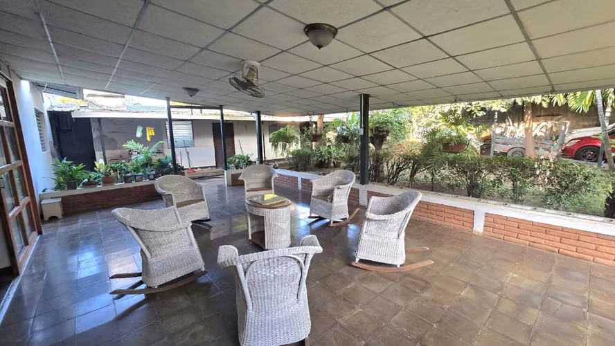 Amplia propiedad 2066 V2 en venta en Planes de Altamira sobre calle principal