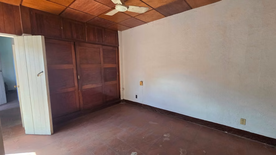 Casa esquinera con apartamento independiente en Venta en barrio Javier Cuadra 394 M2 $165,500