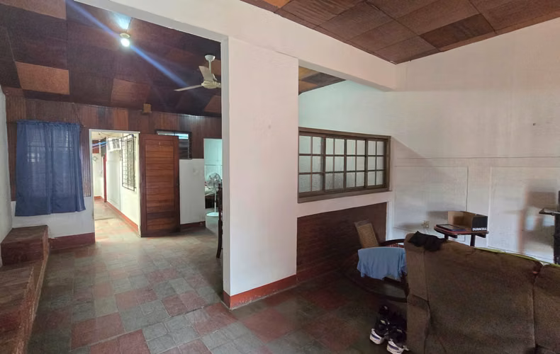 Casa esquinera con apartamento independiente en Venta en barrio Javier Cuadra 394 M2 $165,500