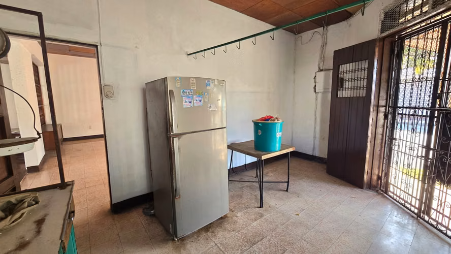 Casa esquinera con apartamento independiente en Venta en barrio Javier Cuadra 394 M2 $165,500
