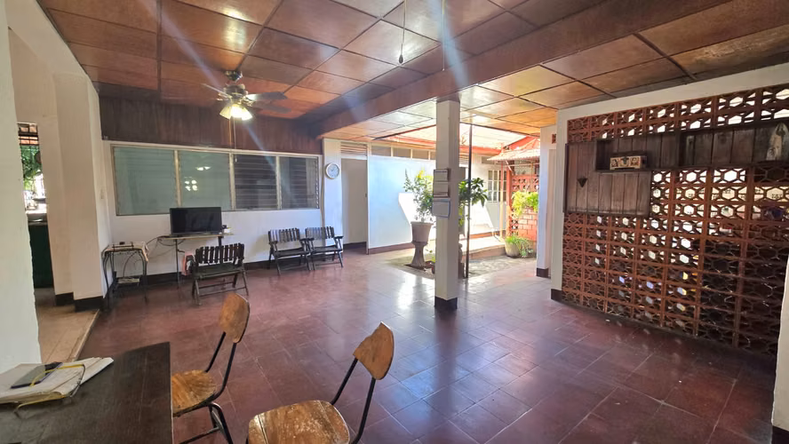 Casa esquinera con apartamento independiente en Venta en barrio Javier Cuadra 394 M2 $165,500