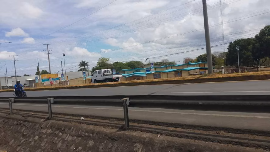 Oportunidad de renta- 4 maz sobre Carretera principal