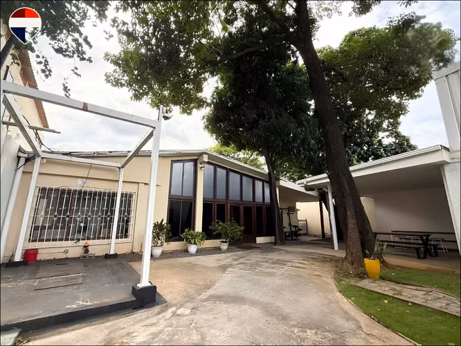 Versátil Propiedad Comercial en Los Robles