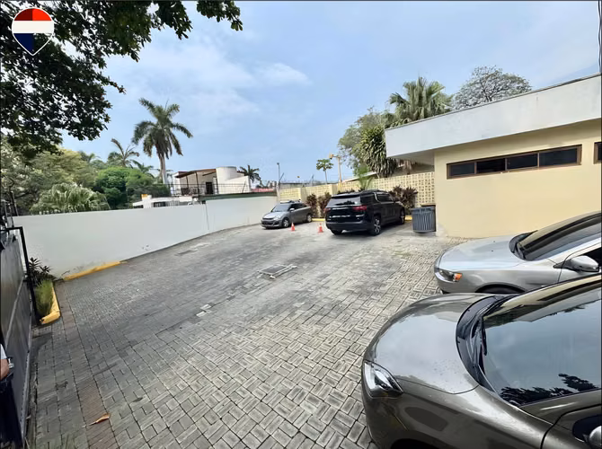 Versátil Propiedad Comercial en Los Robles