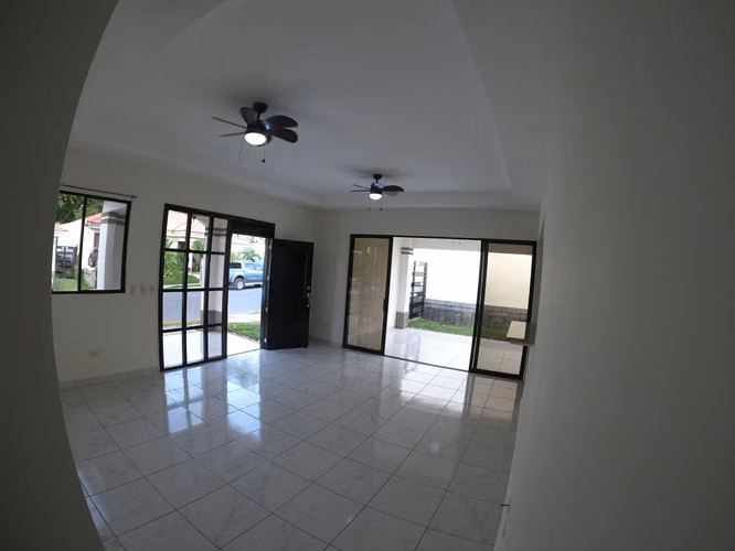 AG- Casa de un piso en residencial privado sector Las Cumbres - Imagen 9