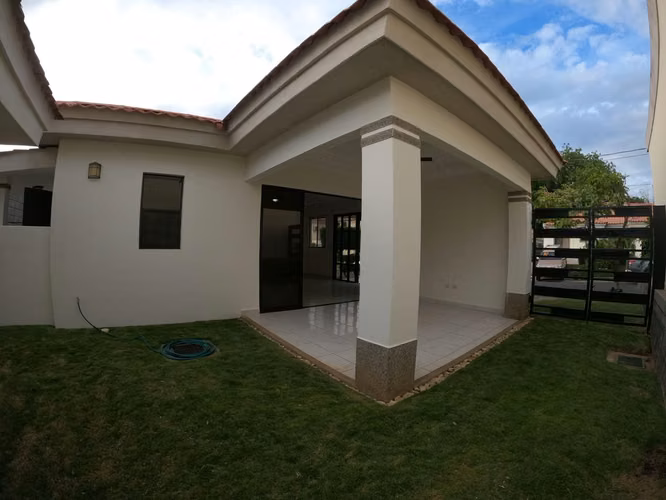 AG- Casa de un piso en residencial privado sector Las Cumbres - Imagen 10