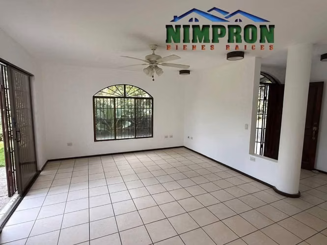 Se vende Casa en Santo Domingo a 3 minutos de galerías