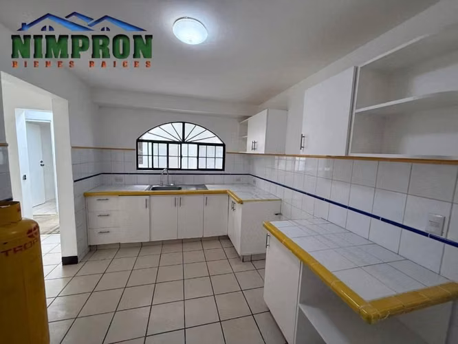 Se vende Casa en Santo Domingo a 3 minutos de galerías