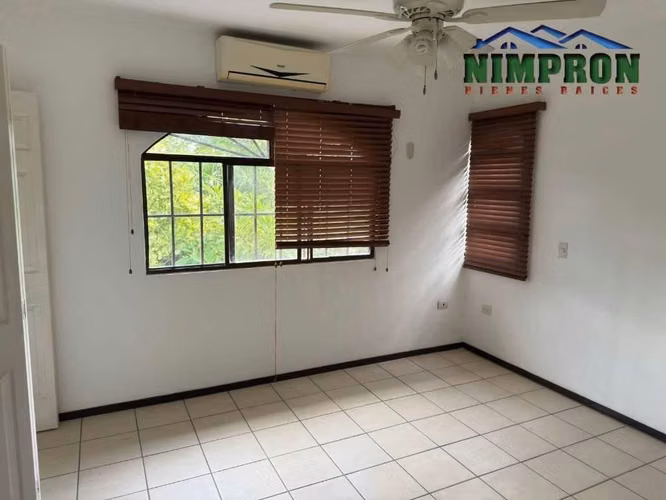 Se vende Casa en Santo Domingo a 3 minutos de galerías