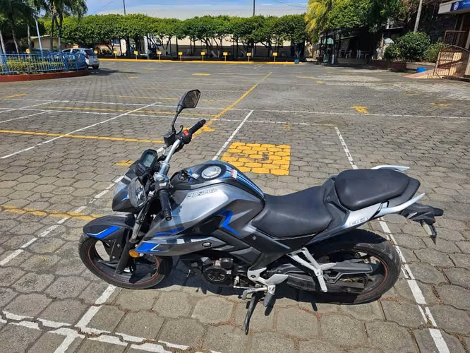 Moto Genesis CR - Imagen 4