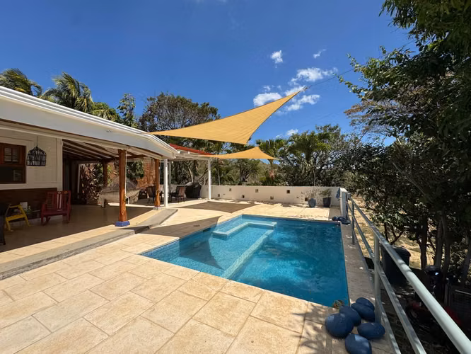 Venta de casa con vista al mar en Pochomil