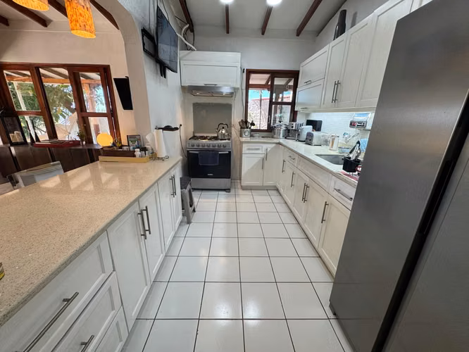 Venta de casa con vista al mar en Pochomil