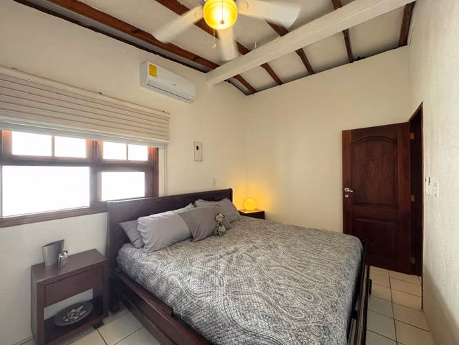 Venta de casa con vista al mar en Pochomil