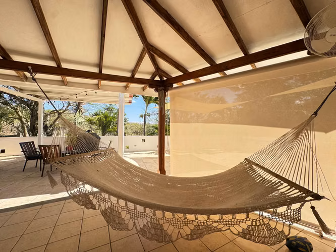 Venta de casa con vista al mar en Pochomil