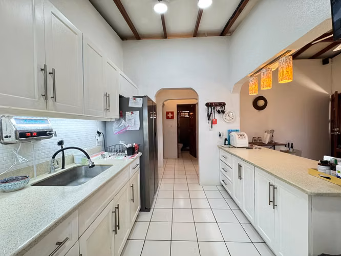 Venta de casa con vista al mar en Pochomil