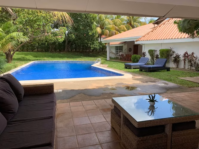 Venta de hermosa casa con piscina en Santo Domingo - Imagen 1