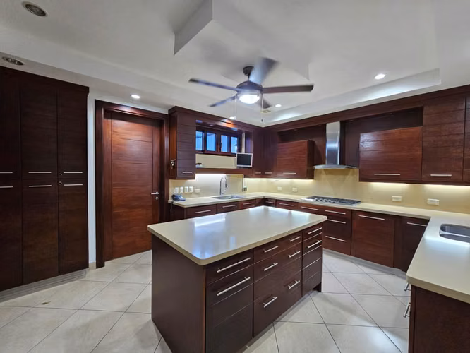 Venta de bella casa contemporánea en Carretera Sur