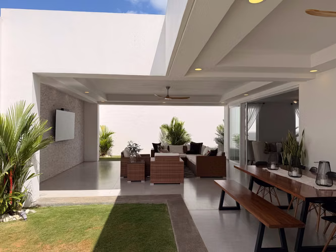 Casa de dos plantas moderna en venta en zona Exclusiva de Santo Domingo