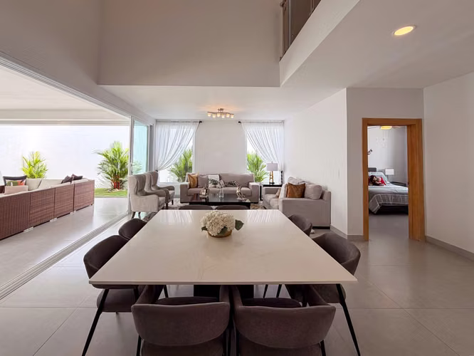 Casa de dos plantas moderna en venta en zona Exclusiva de Santo Domingo
