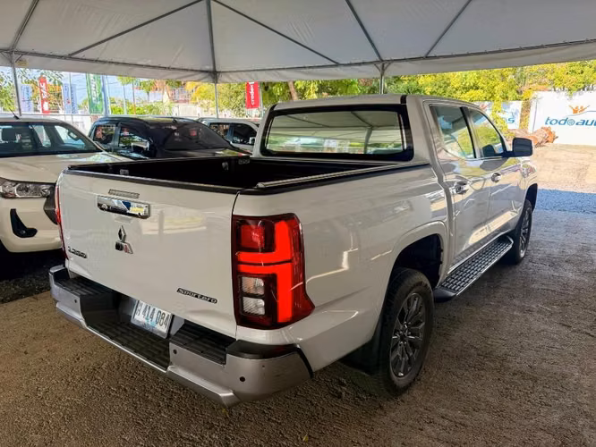 Mitsubishi L200 GLS año 2025 - Imagen 3