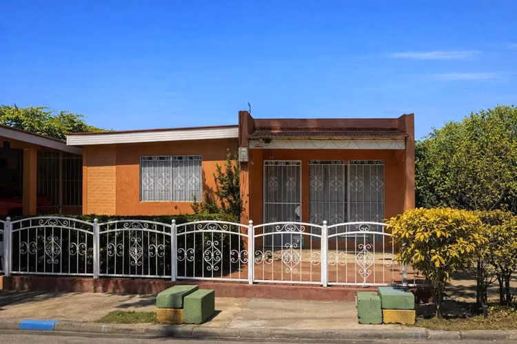 FP/ Casa esquinera en venta – Valle Santa Rosa  $54,000