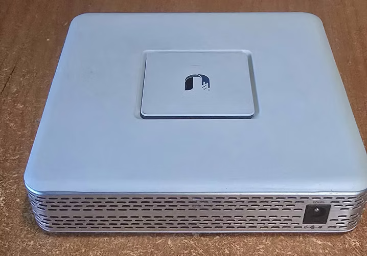 Ubiquiti Unifi USG-3P Router/Firewall - Cortafuegos