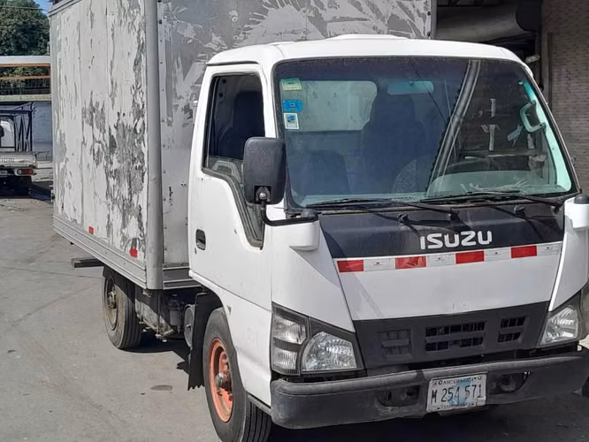 Camión Isuzu 2016