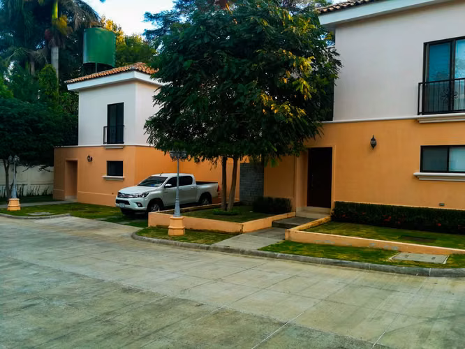  ¡Venta de Casa en Villa Fontana!  - Imagen 2