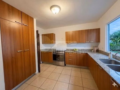 Excelente Casa en alquiler en Las Colinas, Managua