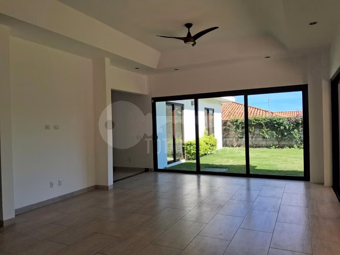Atractiva Casa en venta o alquiler en Santo Domingo, Managua