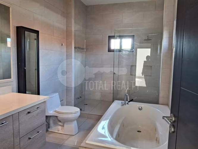 Atractiva Casa en venta o alquiler en Santo Domingo, Managua